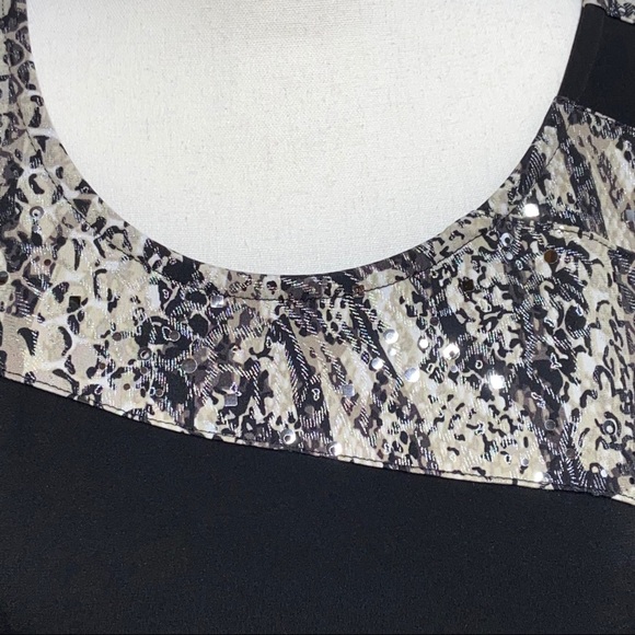 NWOT Black/Cream Top with Asymmetric Hem - Picture 4 of 15